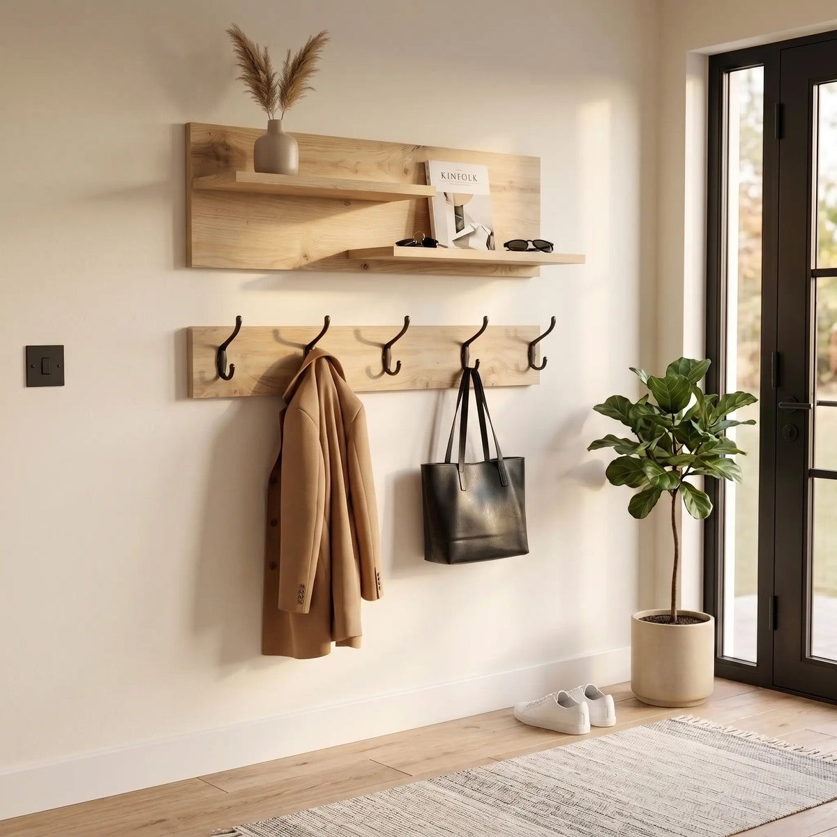 Porte-manteau mural en bois avec étagère, fixé à hauteur d'adulte dans une entrée