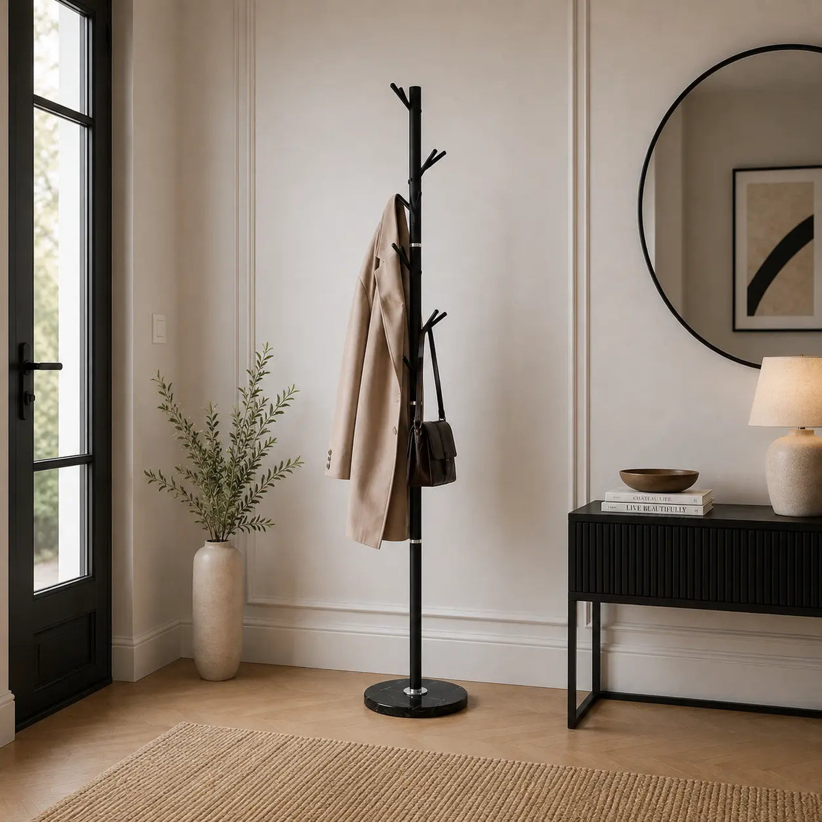 Porte-manteau sur pied installé dans une entrée claire Image