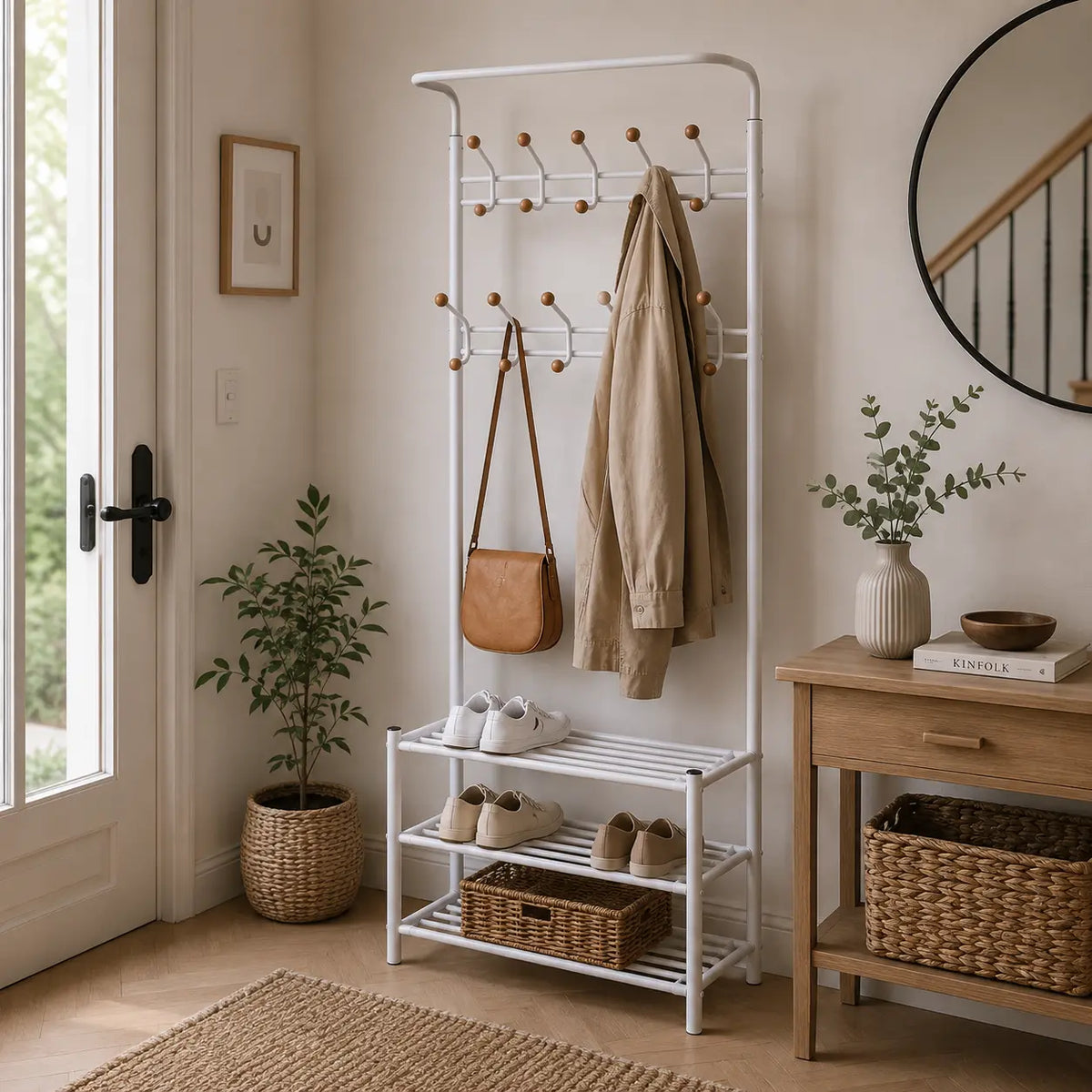 Vestiaire d'entrée blanc avec patères et étagères à chaussures Image
