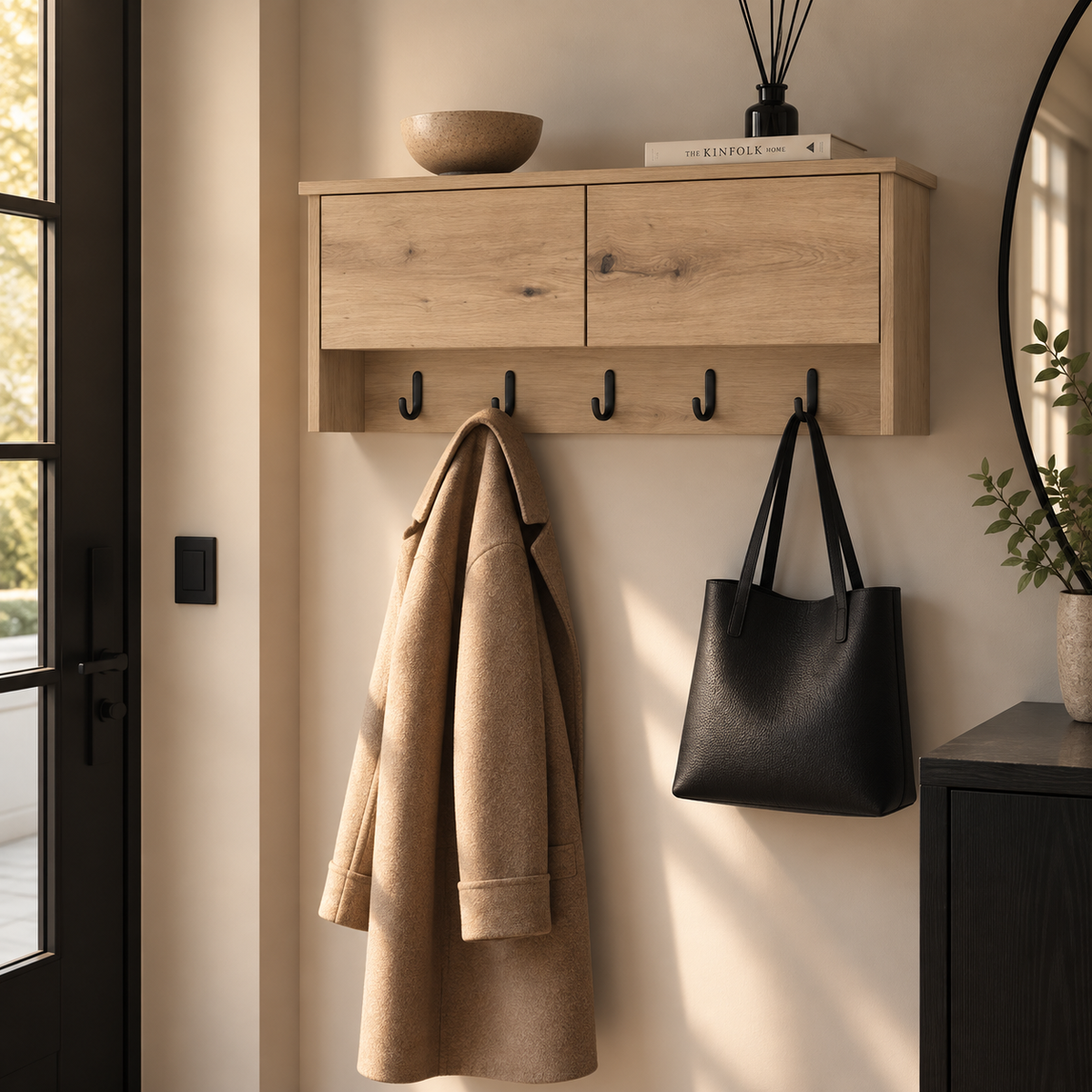Porte-manteau mural en bois avec sac et linge suspendus Image