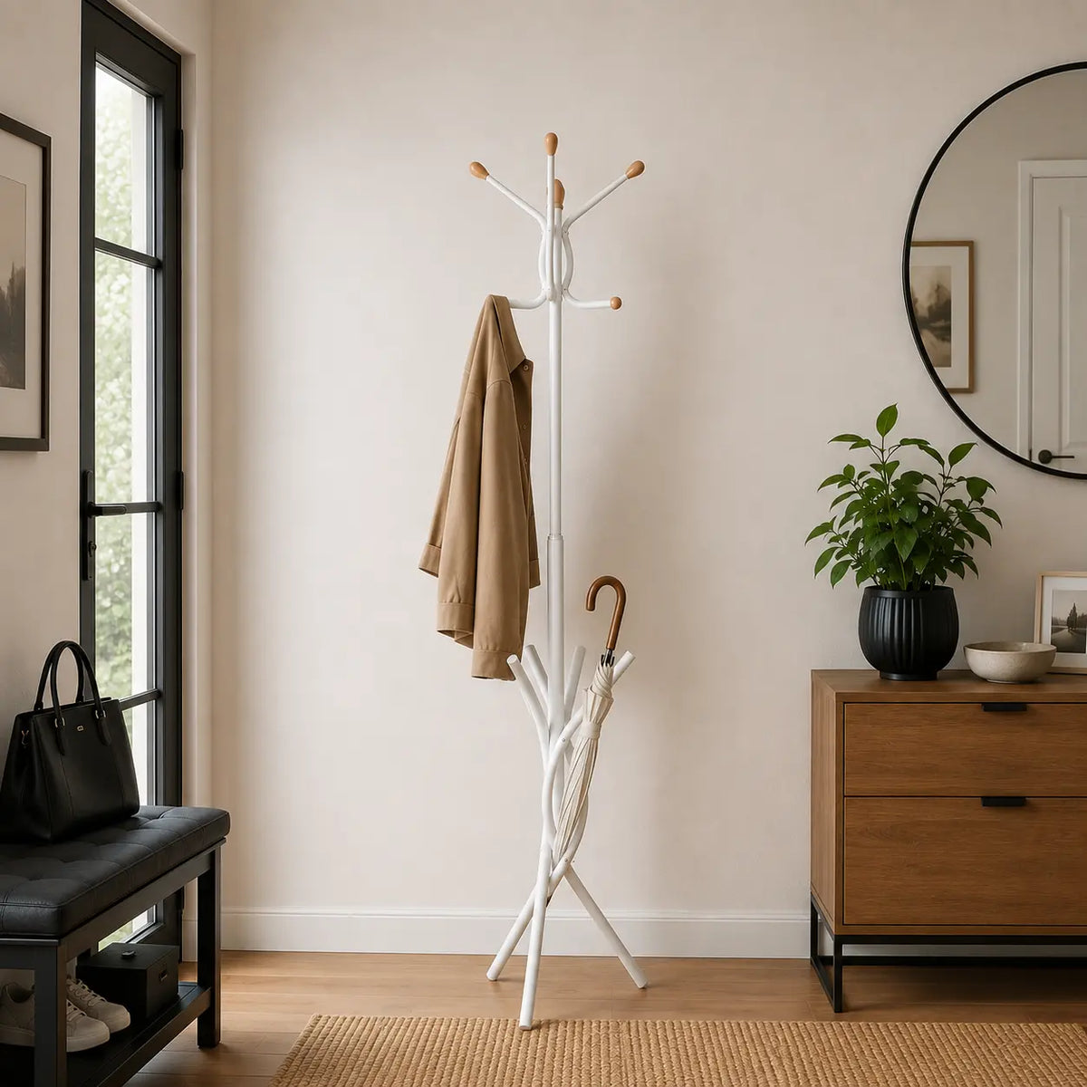 Porte-manteau sur pied blanc dans une entrée Image