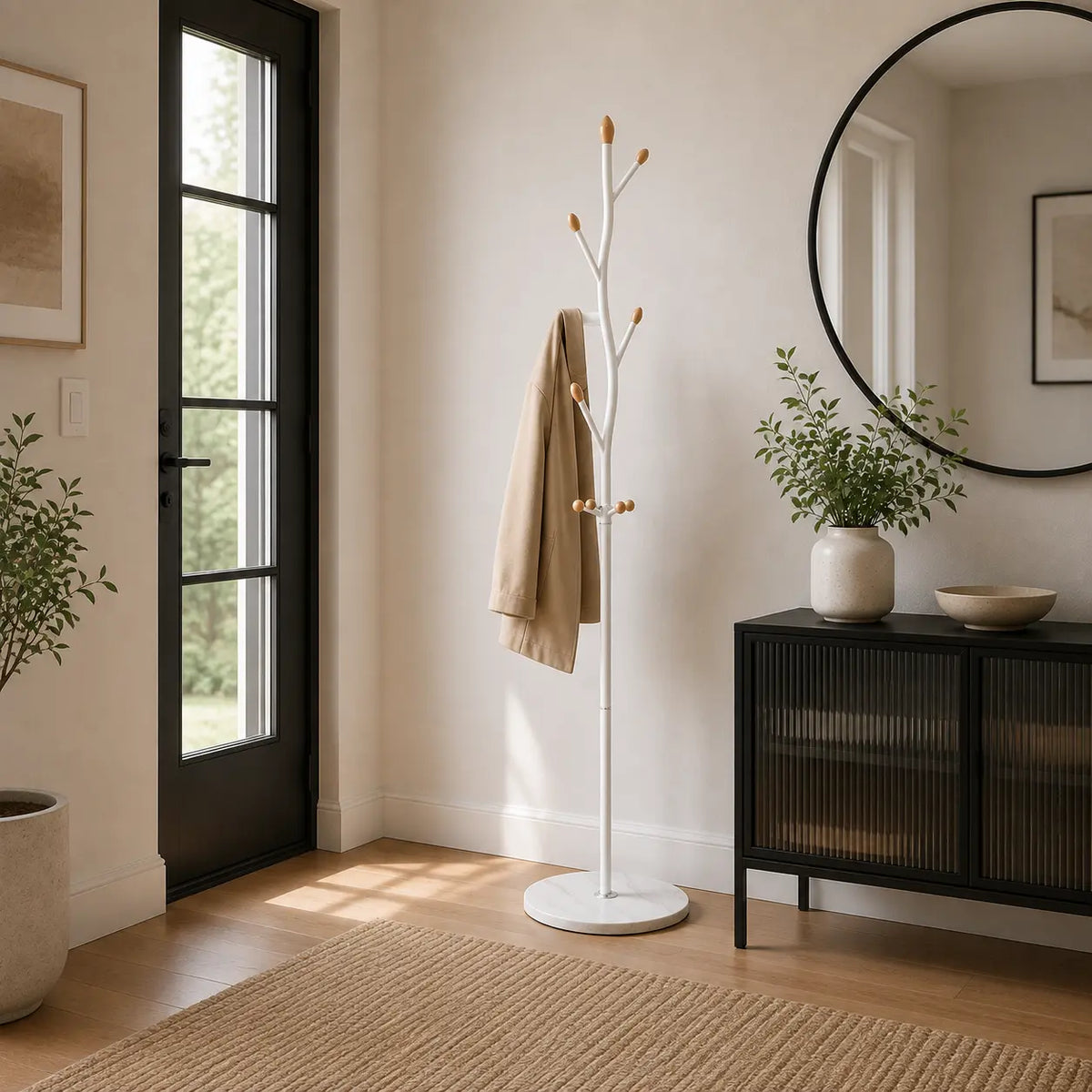 Porte-manteau design blanc à base en marbre dans une entrée Image