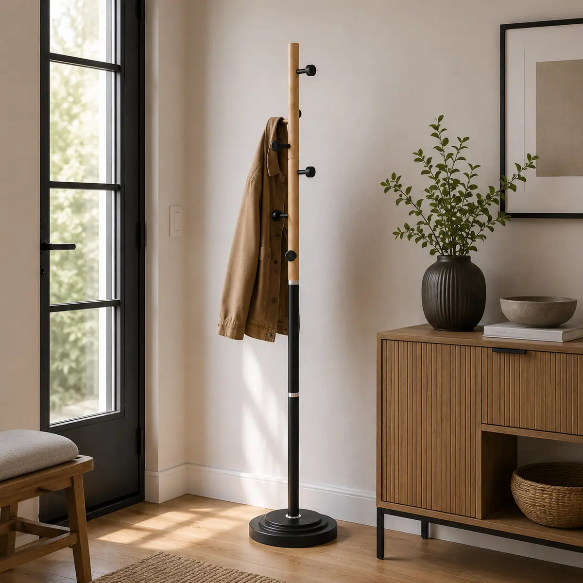 Porte-manteau sur pied en métal noir et bois dans une entrée Image